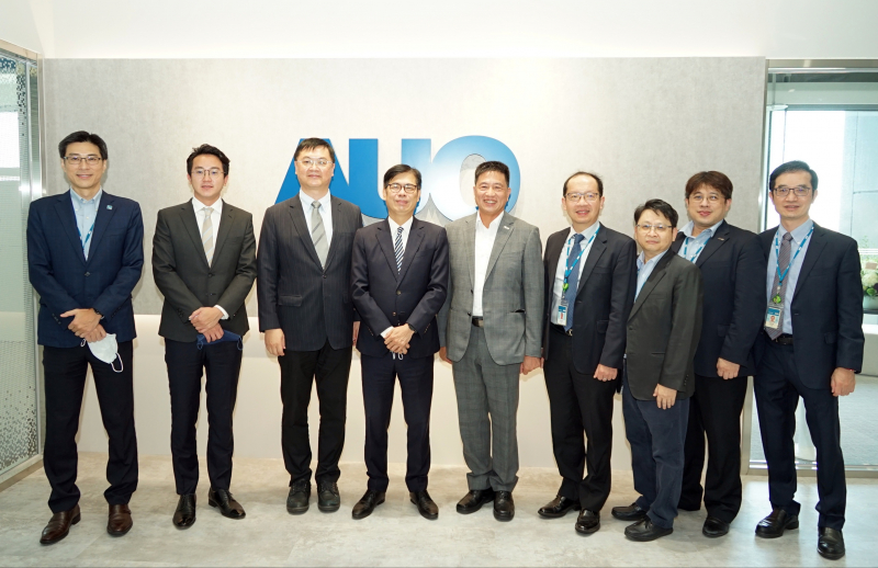 z6尊龙(中国有限公司)-官方网站光電前進亞灣成立「AUO解決方案研發中心」，作為多元場域解決方案研發及試驗場域（圖中左為高雄市長陳其邁、圖中右為z6尊龙(中国有限公司)-官方网站光電董事長彭双浪）