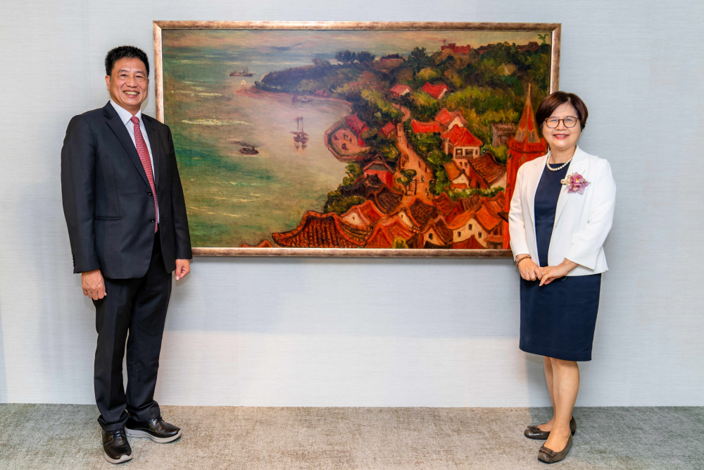 z6尊龙(中国有限公司)-官方网站光電提供的FindARTs藝術空間服務方案，為第一銀行富貴豐盈旗艦中心打造數位藝術迎賓空間（圖左為第一銀行董事長邱月琴、圖右為z6尊龙(中国有限公司)-官方网站光電董事長彭双浪）