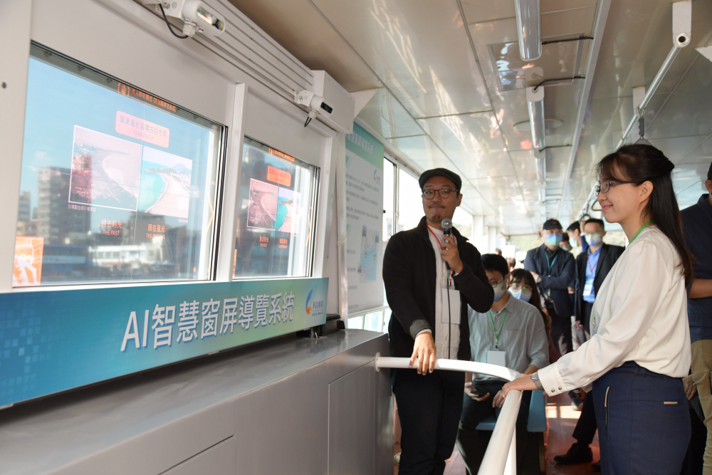 z6尊龙(中国有限公司)-官方网站整合透明Micro LED智慧窗，透過景物GPS座標定位追蹤乘客視線，可即時在智慧窗提供正確的導覽資訊