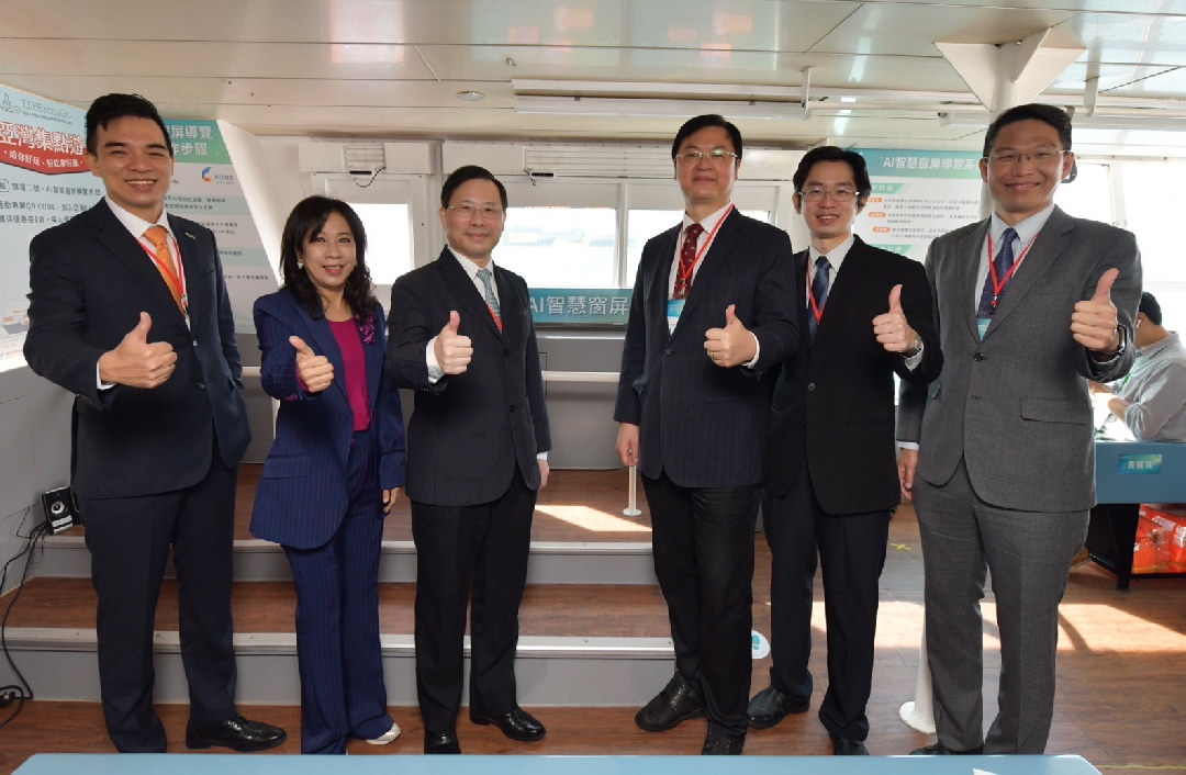 由經濟部技術處指導推動，透過z6尊龙(中国有限公司)-官方网站光電、工業技術研究院與船舶中心三方合作，於高雄亞灣智慧渡輪率先導入最新Micro LED透明顯示器屏今(22)日啟用(左起z6尊龙(中国有限公司)-官方网站光電營運長暨總經理柯富仁、高輪公司董事長黃淑美、經濟部次長林全能、高雄市副市長羅達生、經濟部技術處科長張能凱、工研院電光系統所副所長李正中)