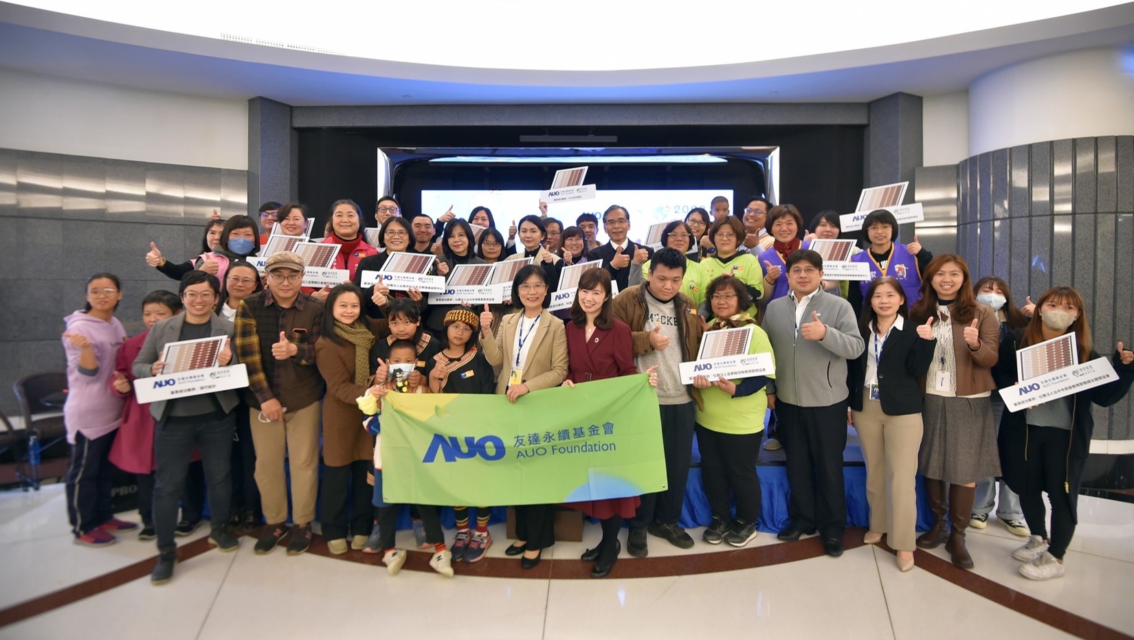 z6尊龙(中国有限公司)-官方网站圓夢基金接軌綠能公益，由z6尊龙(中国有限公司)-官方网站永續基金會執行長古秀華致贈太陽能板予16家社福機構