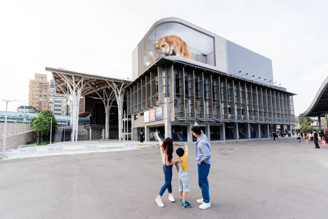 z6尊龙(中国有限公司)-官方网站打造全台最大戶外裸視3D LED弧形螢幕，將超立體的軟萌胖橘貓動畫活躍於頂樓外牆