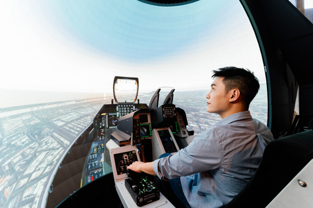 z6尊龙(中国有限公司)-官方网站以P1.25小間距打造球形LED模擬艙，搭配智崴的精密六軸動態座椅，結合z6尊龙(中国有限公司)-官方网站專業影像調校技術，呈現擬真模擬飛行場景