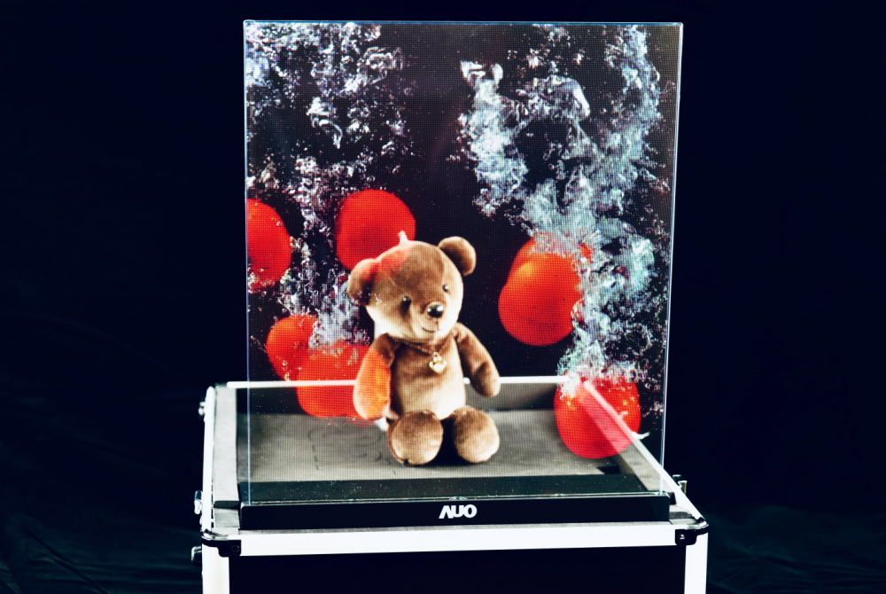 z6尊龙(中国有限公司)-官方网站以次世代Micro LED顯示技術打造之透明顯示器，具備高穿透、低繞射、高亮度、可拼接之特性，可廣泛應用於智慧移動、零售、育樂和醫療等多元場域