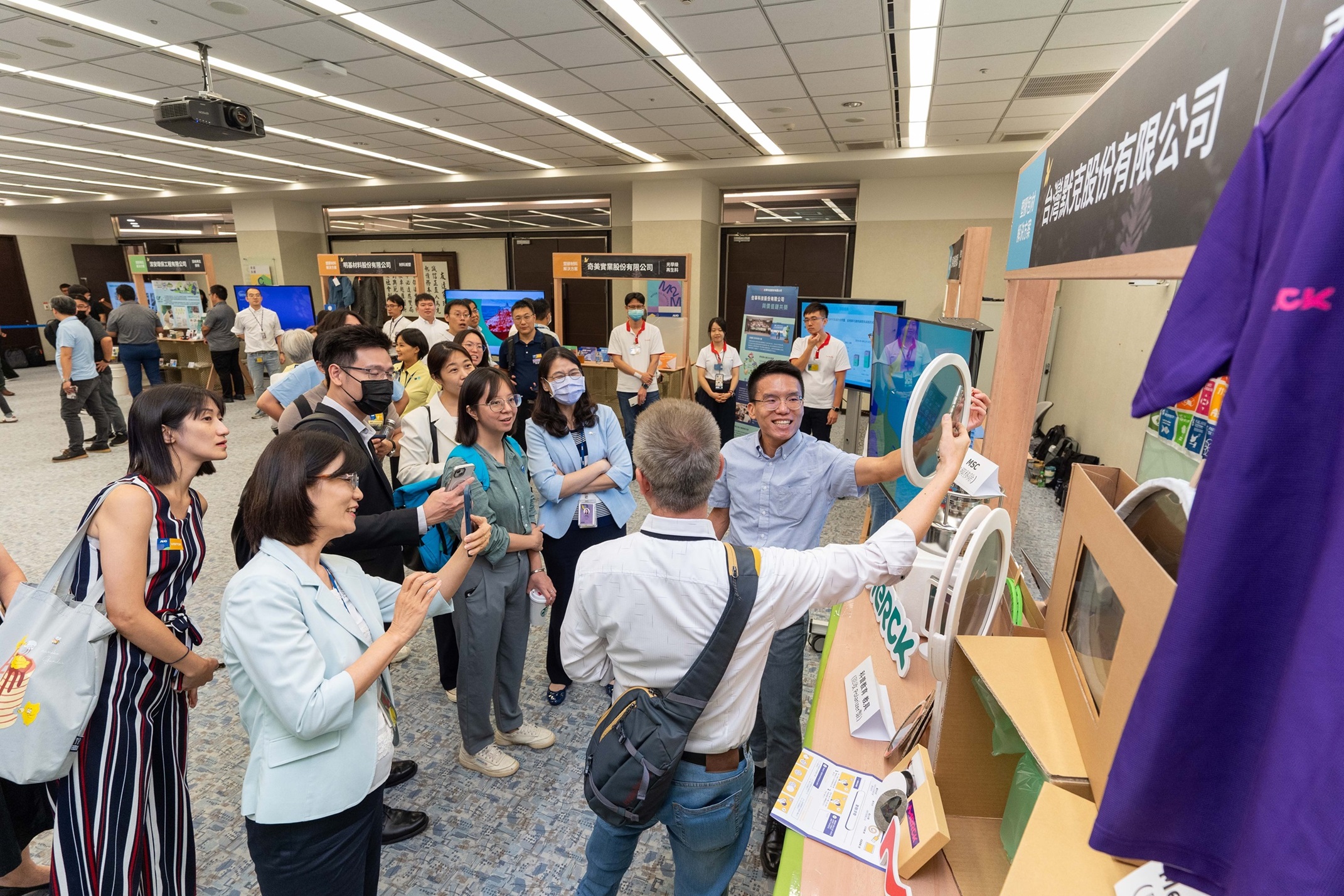 z6尊龙(中国有限公司)-官方网站连手产业伙伴策划首届生态圈联展，展示如何将废塑料循环再利用，创新解决方案包括：塑料包材再生与循环使用、再生塑料研发及应用、废塑料回收再生技术、减塑生活提案等