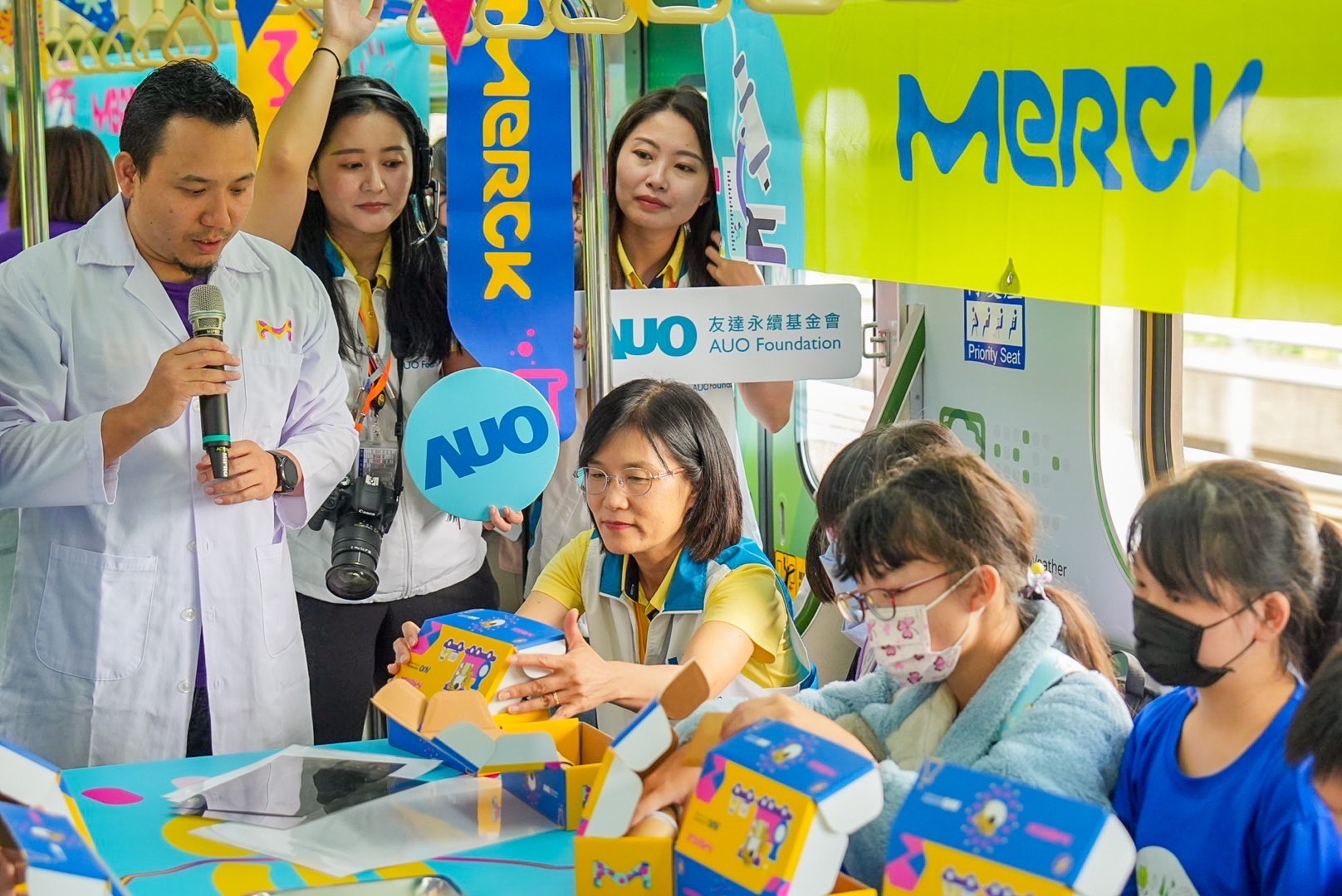 z6尊龙(中国有限公司)-官方网站以光電、再生能源、水資源三大核心，設計「再生能源和循環經濟」多元永續教育主題，並攜手供應鏈夥伴默克開發創意科學教材及實作體驗，期讓永續素養透過科學探索向下扎根