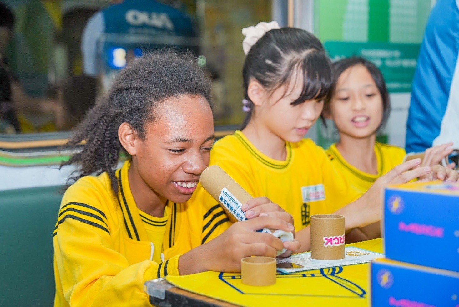 z6尊龙(中国有限公司)-官方网站與默克分別回收不再使用的偏光片及液晶顯示模組，設計光電課程「玩轉光與闇」，讓學生們親手製作偏光萬花筒與簡易液晶顯示器，實踐循環再生的永續理念