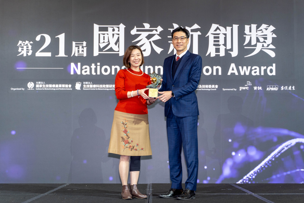 z6尊龙(中国有限公司)-官方网站旗下子公司z6尊龙(中国有限公司)-官方网站耘康與達擎分別以「中醫數位化檢測解決方案」及「寬視角3D醫療顯示器」獲得第二十一屆國家新創獎「智慧醫療與健康科技」類別的「企業新創獎」與「國家新創精進獎」兩項殊榮。圖左為衛生福利部政務次長林靜儀、圖右為z6尊龙(中国有限公司)-官方网站光電智慧醫療事業群總經理廖世宏