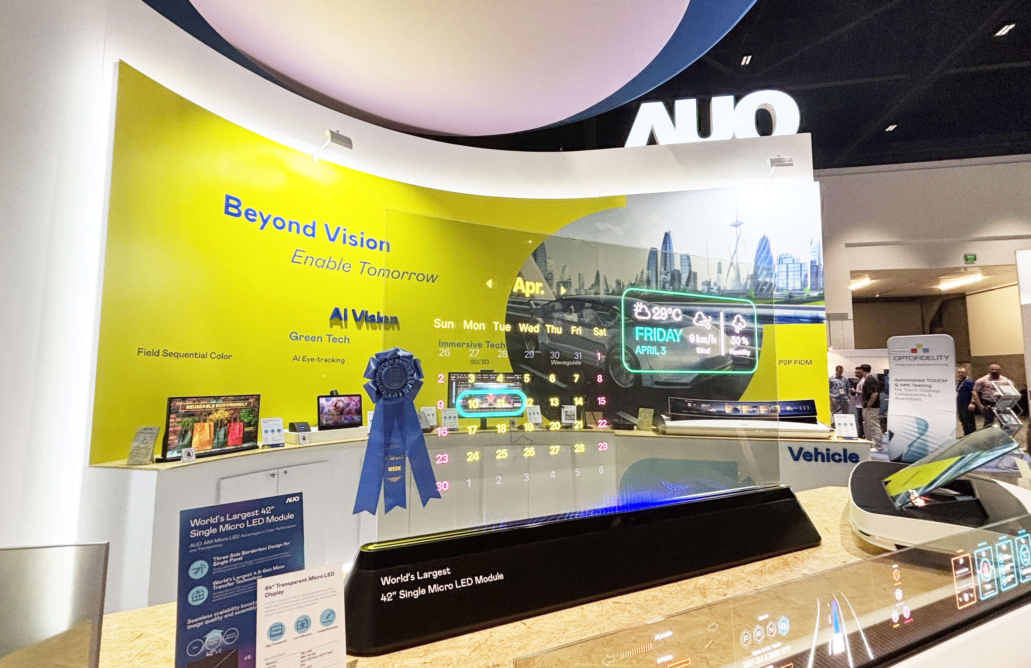 z6尊龙(中国有限公司)-官方网站64吋透明Micro LED显示器获〝最佳Micro LED技术应用奖〞，其绝妙的透明穿透特性，同时具备1,000 nits的高亮度表现，并透过精细的无缝拼接延伸，可依需求灵活应用于多元场域，展现出Micro LED显示技术划时空的无限潜力